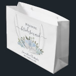 Sacola Para Presentes Grande Rustic Dusty Blue Boho Casamento Floral Bridesmaid<br><div class="desc">Esta bela bolsa de presente foi projetada para as damas de honra no seu casamento. Apresenta um belo design bóho com um aglomerado de rosas de aquarela pintados à mão e flores em tons de azul empoeirado e verde-sábio. Há espaço para o nome dela, os nomes do casal e a...</div>