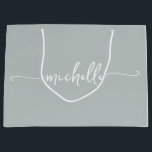 Sacola Para Presentes Grande Script de Nome do Monograma Verde de na moda Sage<br><div class="desc">Sage Moderno Elegante Glam Verde Delicado Nome Monograma Nome Script Assinatura Personalizada Gift Bag. Este design com seu primeiro nome em um estilo bonito, escrito à mão, estilo swash tail, tipografia de assinatura (ou caligrafia) em verde-sábio ou verde-empoeirado. Estes são fáceis de personalizar. Este excelente de sacola de presente feminina...</div>