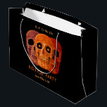 Sacola Para Presentes Grande Skull Funny Orange Gothic Birthday RIP para seus 2<br><div class="desc">Esta bolsa apresenta um engraçadinho estilo gótico preto-alaranjado estilo pop de arte Halloween Festa de aniversário RIP até seus 20 anos design de cabeça do crânio. Divertido,  aniversário de 30 anos assustador. Três crânios design com olhos paternais. Tendência,  única,  assustadora,  moderna. Imagem copyright Marg Seregelyi Fotografia.</div>