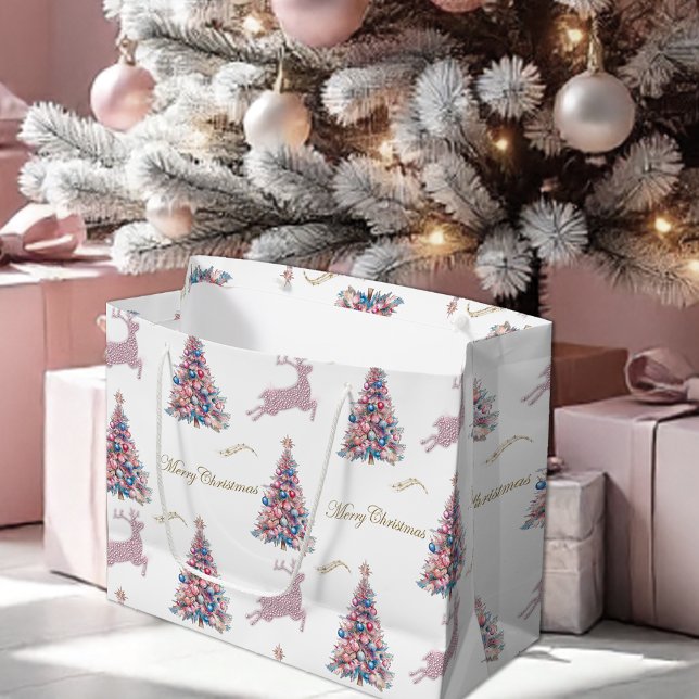 Sacola Para Presentes Grande Sparkling Reindeer and Pastel Christmas Trees Pink (Sparkling Reindeer and Pastel Christmas Trees Pink Large Gift Bag by ithe Olde Christmas Shoppe)