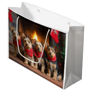 Sacola Para Presentes Grande Terrier Australiano junto à Lareira Natal