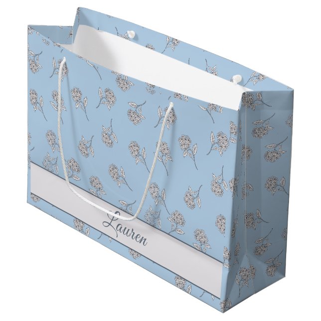 Sacola Para Presentes Grande  Timeless Botanical Bloom Soft Blue Monogram  (Frente inclinada)