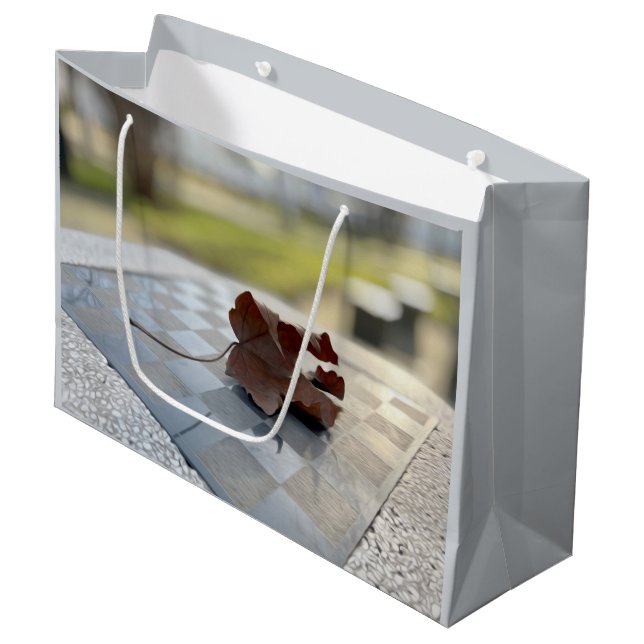 Sacola Para Presentes Grande Uma lição de xadrez (Frente inclinada)