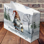 Sacola Para Presentes Grande Watercolor Winter Christmas Gnomo<br><div class="desc">Presente seu presente de Natal com um Goma Feriado de Natal Watercolor. Design de presente apresenta um gnomo de Natal alegre segurando uma lanterna iluminada com um fundo de floresta montanhosa com neve caindo. Itens adicionais de presentes e feriados disponíveis com este design também.</div>