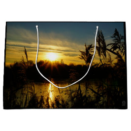 Sacola Para Presentes Grande Zonsondergang bij een meertje met rietpluimen.