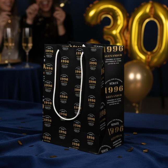 Sacola Para Presentes Média 30th Birthday 1996 Black Gold Chic Elegant (Born 1996 gift bag. Background out of focus.
)