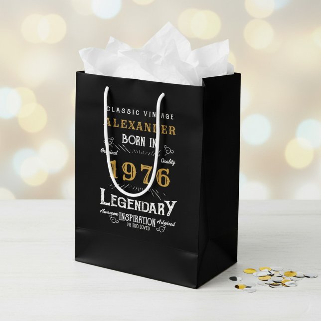 Sacola Para Presentes Média 50th Birthday 1976 Add Name Legend Black Gold (Born 1976 birthday gift bag. Background out of focus.)