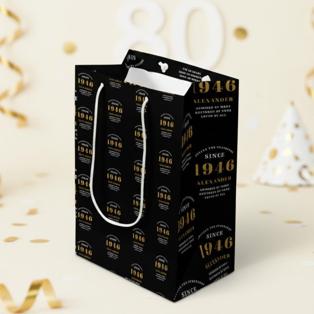 Sacola Para Presentes Média 80th Birthday 1946 Black Gold Chic Elegant (Born 1946 birthday gift bag. Background out of focus.)