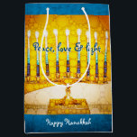 Sacola Para Presentes Média Amarelo Dourado Hanukkah Menorah Paz Amor Negrito<br><div class="desc">"Paz, amor e luz." Uma ilustração de perto de uma menorah brilhante, colorida, amarela e dourada artística ajuda-o a comandar o feriado de Chanucá no estilo. Sinta o calor e a alegria da temporada de festas sempre que você usa este saco-presente personalizado de médio porte fofo e divertido. Cartões de...</div>