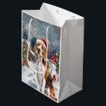 Sacola Para Presentes Média American English Foxhound Dog Winter Christmas Joy<br><div class="desc">seu design festivo captura o espírito alegre da época de férias, apresentando um adorável filhote vestindo um chapéu de Papai Noel. O gato está aninhado numa terra maravilhosa de inverno, completo com um boneco de neve, uma árvore de Natal decorada, e presentes lindamente envoltos. Os flocos de neve caem suavemente,...</div>