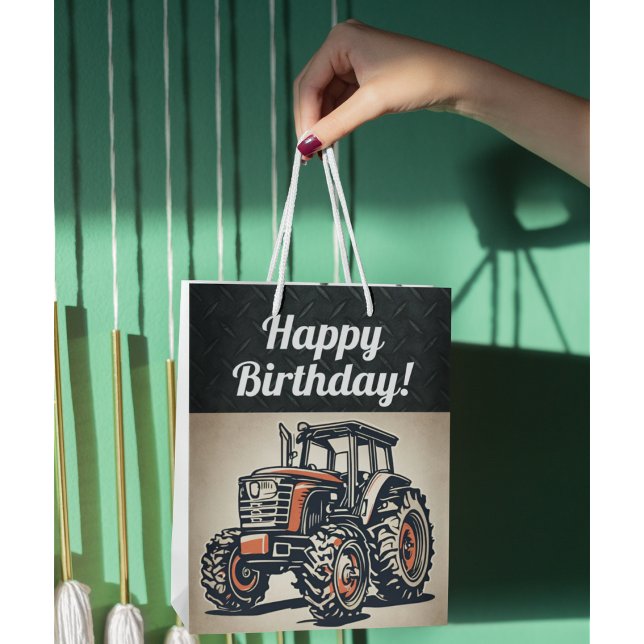 Sacola Para Presentes Média Aniversário do Equipamento de Fazenda de Trator Ve (A red tractor themed gift bag for the farmer in your life. Happy Birthday!)
