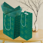 Sacola Para Presentes Média Antique Teal Green Gold Damask<br><div class="desc">Antique distressed teal gold damask is stylish and trendy. Wrap your gifts with all occasion Victorian flair and romance. Other gift wrap supplies are also available. Sophisticated and elegant.</div>