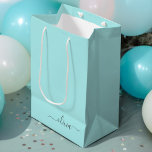 Sacola Para Presentes Média Aqua Blue Teal Modern Script Girly Monographic Nam<br><div class="desc">Nome do Monograma Simples de Letra Azul Aqua Nome do Letra Azul. Isto faz o doce e perfeito presente de 16 anos,  casamento,  chá de panela,  aniversário,  chá de fraldas ou festa de solteira para alguém que ama luxo de glama e estilos quíticos.</div>