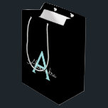Sacola Para Presentes Média Aqua Teal Blue Script Girly Monographic Name<br><div class="desc">Black and Aqua Blue Teal Simple Script Name Gift Bag. Isto faz o doce e perfeito presente de 16 anos,  casamento,  chá de panela,  aniversário,  chá de fraldas ou festa de solteira para alguém que ama luxo de glama e estilos quíticos.</div>