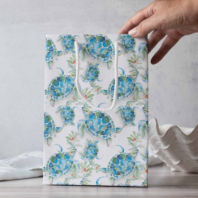 Sacola Para Presentes Média Aquarela Mar Tartaruga Praia Natal (Sea turtle gifts for her bag features art and design by Victoria Grigaliunas of Do Tell A Belle)