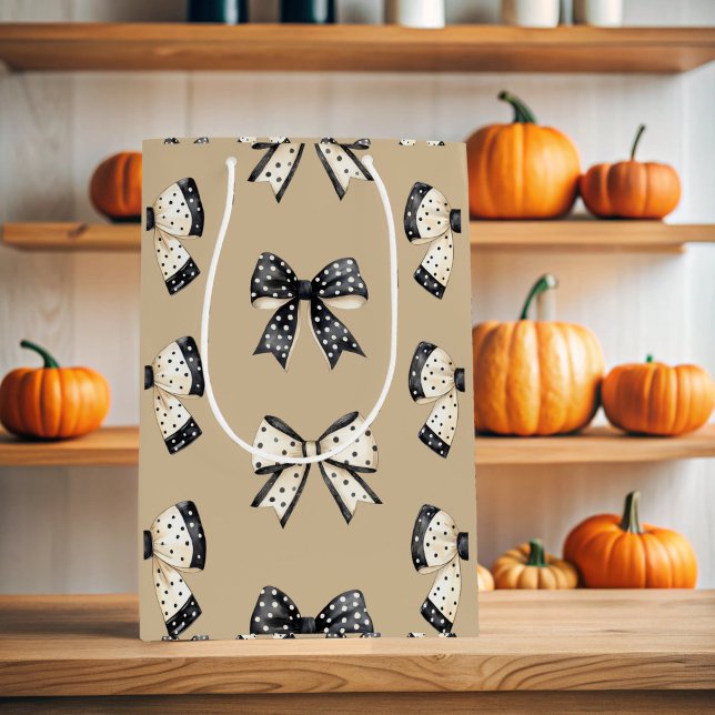 Sacola Para Presentes Média Arco de Halloween da Coquette cinza (Beige Halloween Coquette Bow Gift Bag)