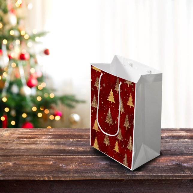Sacola Para Presentes Média Árvores de Natal Douradas Festivas em Vermelho (Criador carregado)