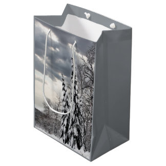 Sacola Para Presentes Média Árvores Sempre-Verdes Cobertas de Neve sob Inverno