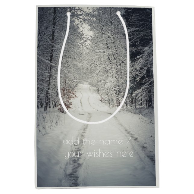 Sacola Para Presentes Média Atravessar uma floresta de inverno coberta de neve (Frente)