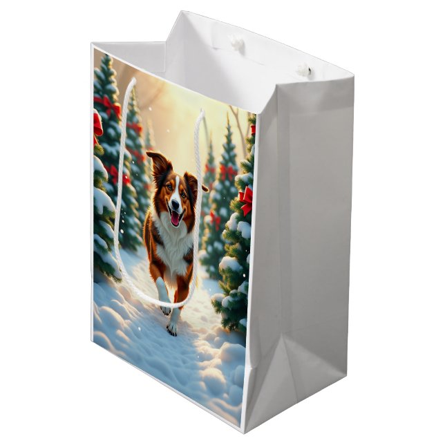 Sacola Para Presentes Média Australian Shepherd Christmas Tree Farm Painting (Frente inclinada)