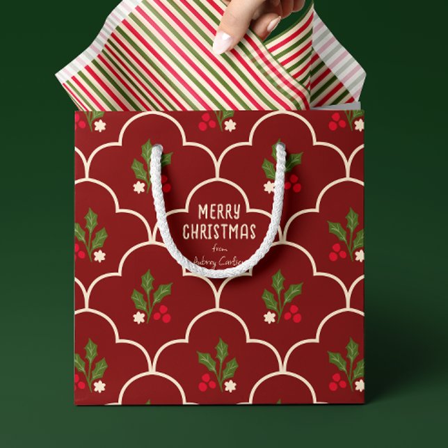 Sacola Para Presentes Média Azulejo Vermelho Escuro Scallop Prigs de Natal (Custom text burgundy red traditional Christmas gift bag with ivory scallop and holly berry pattern)