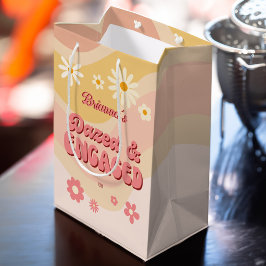 Sacola Para Presentes Média Bachelorette retro-margarida azuis e engajada