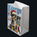 Sacola Para Presentes Média Bernedoodle Dog Winter Wonderland Christmas<br><div class="desc">Este design festivo captura o espírito alegre da época de férias, apresentando um adorável filhote vestindo um chapéu de Papai Noel. O cachorro está aninhado numa terra maravilhosa de inverno, completo com um boneco de neve, uma árvore de Natal decorada, e presentes lindamente envoltos. Os flocos de neve caem suavemente,...</div>