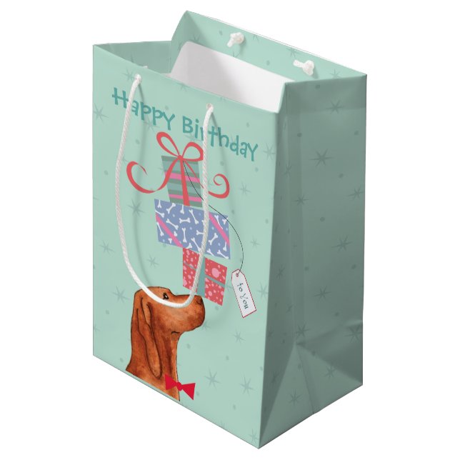 Sacola Para Presentes Média Birthday apresenta Vizsla Medium Gift Bag (Frente inclinada)