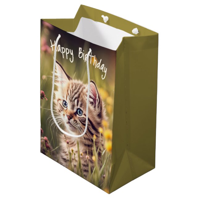 Sacola Para Presentes Média Birthday Tabby Kitten Em Flores Selvagens (Frente inclinada)