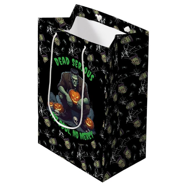 Sacola Para Presentes Média 🖤 Black Frankenstein Halloween Gift 💀 🎃 (Frente inclinada)