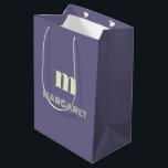 Sacola Para Presentes Média blue & white custom initial name modern<br><div class="desc">blue and white custom initial name modern medium gift bag , Add a bold pop of color to your gift-giving with this blue and white custom initial name gift bag. Featuring a modern, eye-catching design, this medium-sized bag is personalized with your chosen initial and name in a stylish script, making...</div>