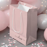 Sacola Para Presentes Média Blush Dusty Pink Modern Script Girly Monograma Nom<br><div class="desc">Nome do Monograma Simples de Script Cor-de-Rosa Esmagada com Espessura,  Saco do Presente. Isto faz o doce e perfeito presente de 16 anos,  casamento,  chá de panela,  aniversário,  chá de fraldas ou festa de solteira para alguém que ama luxo de glama e estilos quíticos.</div>