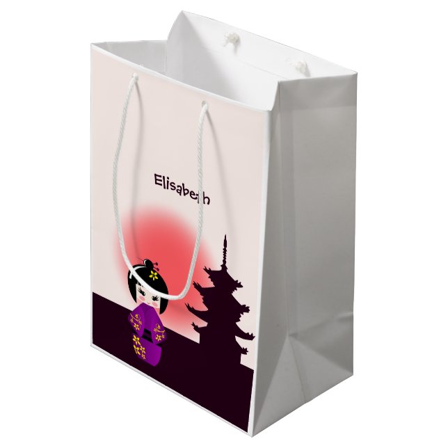 Sacola Para Presentes Média Boneca kokeshi japonesa no templo durante a menina (Frente inclinada)