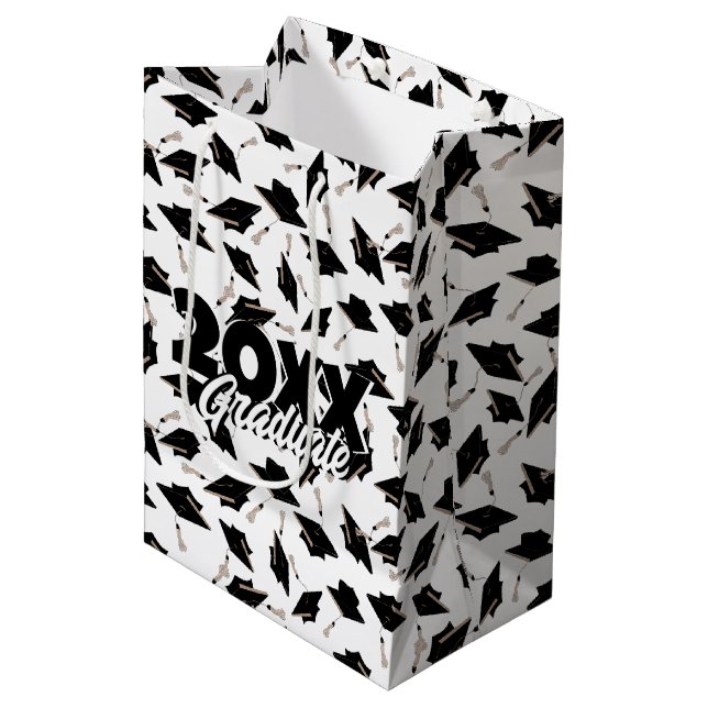 Sacola Para Presentes Média Bonés de formatura pretos tocados no ar em branco (Frente inclinada)