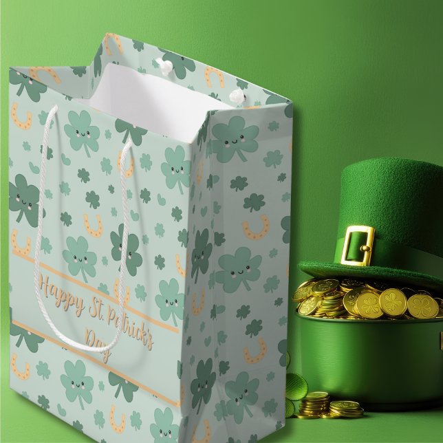 Sacola Para Presentes Média Bonita Rua de Shamrocks Kawaii. Dia de Patrick (Cute kawaii Shamrocks St. Patrick’s Day Medium Gift Bag)