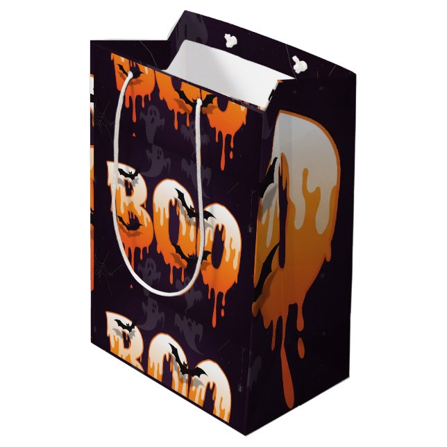 Sacola Para Presentes Média 🎃 BOO Derrubando Letras de Halloween com Fantasma (Verso inclinado)