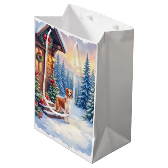 Sacola Para Presentes Média Brittany Rustic Cabin Christmas Winter Art (Frente inclinada)