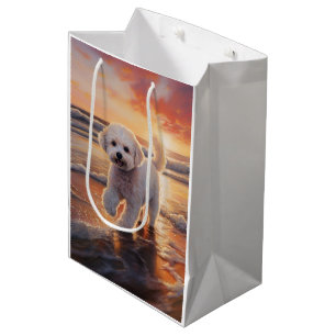 Sacola Para Presentes Média Cachorro Bichon Frise Sandy Paws no pôr do sol da