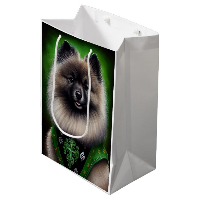 Sacola Para Presentes Média Cachorro Keeshond na Rua. (Frente inclinada)