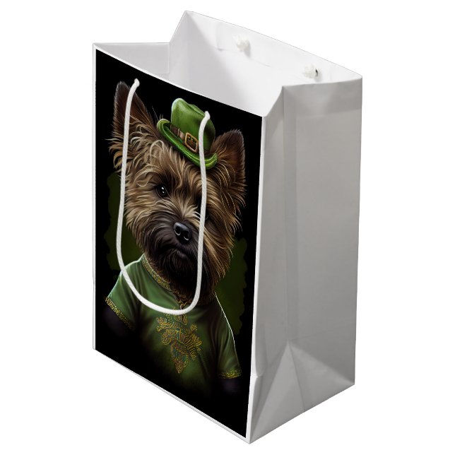 Sacola Para Presentes Média Cairn Terrier cão na Rua. (Frente inclinada)
