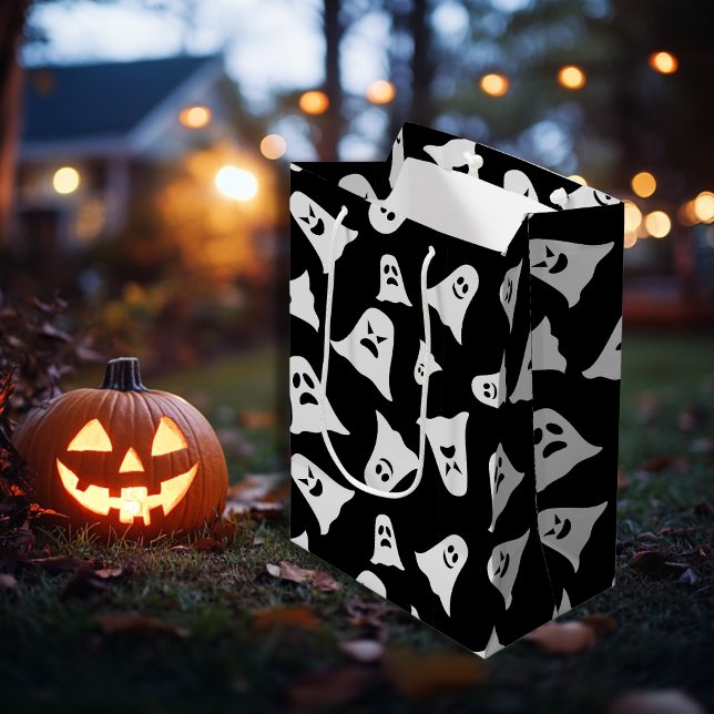 Sacola Para Presentes Média Cartoon Spooky fantasma com fundo preto (Cartoon Spooky ghost with black background Medium Gift Bag)