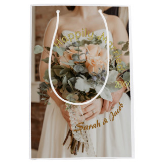 SACOLA PARA PRESENTES MÉDIA CASADOS FELIZES AMARELO VERDE PASTEL MARROM FOTO A