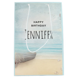 Sacola Para Presentes Média Cena Costeira de Praia com um Barco de Pesca Anive