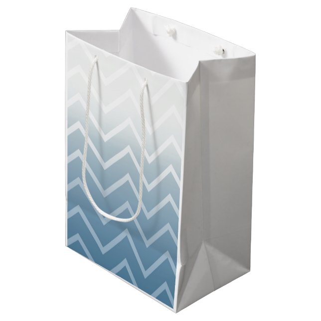 Sacola Para Presentes Média Céu Azul Chevron Branco (Frente inclinada)