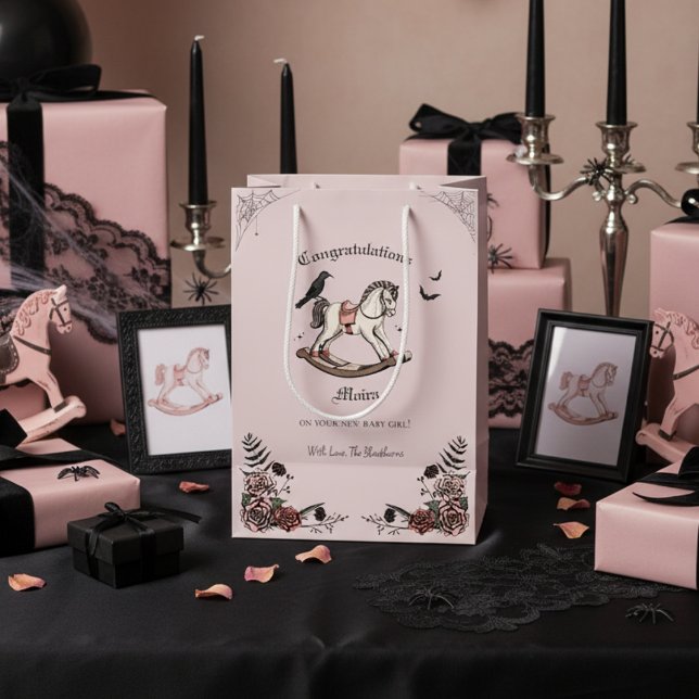 Sacola Para Presentes Média Chá de fraldas Gótico Vitoriano da Garota Rochosa (Gothic Halloween Girl Baby Shower Congratulations Bag. Spooky Vintage Rocking Horse & Pink Roses)