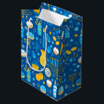 Sacola Para Presentes Média Chanukah Celebrando o Azul Gelt<br><div class="desc">Crie um belo presente Chanukah com este saco de presentes e papel de lenços.</div>