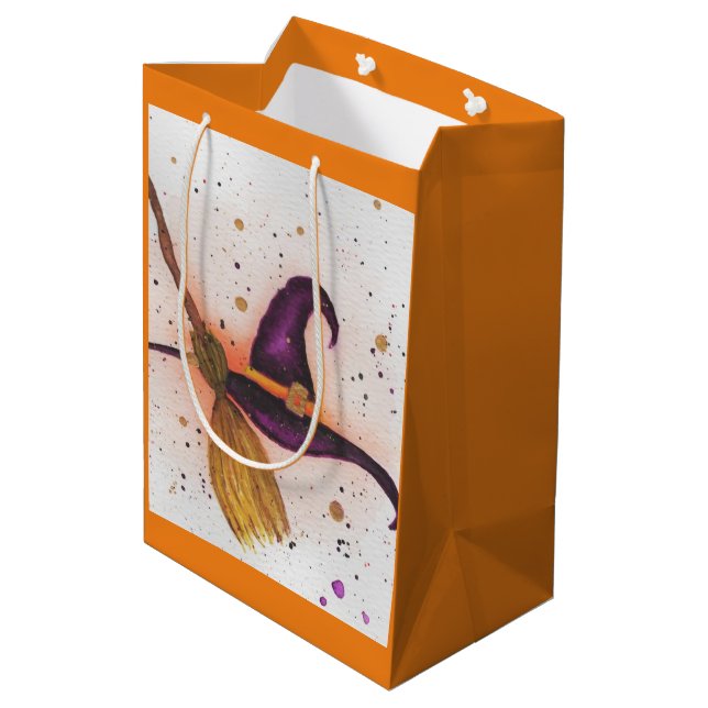 Sacola Para Presentes Média Chapéu e vassoura da bruxa do Halloween (Verso inclinado)
