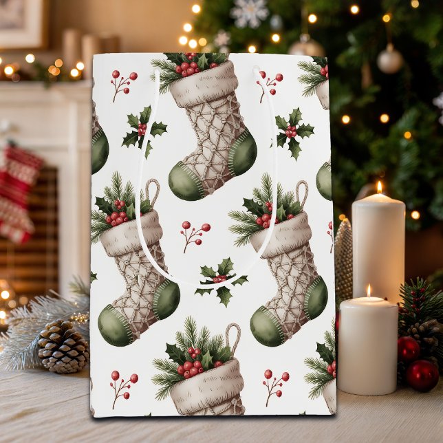 Sacola Para Presentes Média Christmas Stockings Winter Berries (Criador carregado)