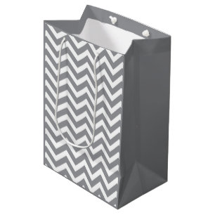 Sacola Para Presentes Média Cinza e Branco Chevron Grosso V2 para Casamento An