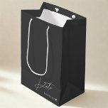 Sacola Para Presentes Média Cinzas Escuras Modernas - Bolsa de Ofertas de Pont<br><div class="desc">Saco de presente de damas de honra personalizado com cinza escura minimalista moderna e design branco.</div>